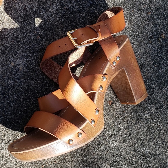 Cato Shoes - Cato brown tan strappy buckle chunky heels EUC💜
